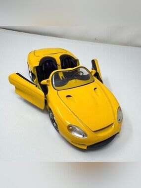 MAISTO yellow Mustang Mach III scale 1/18